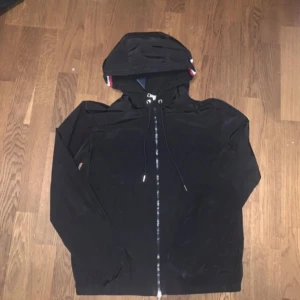 Moncler windbraker svart - Snygg svart jacka från Moncler med huva och dragkedja.  Bra skick. NFC-tag funkar. Priset inte hugget i sten