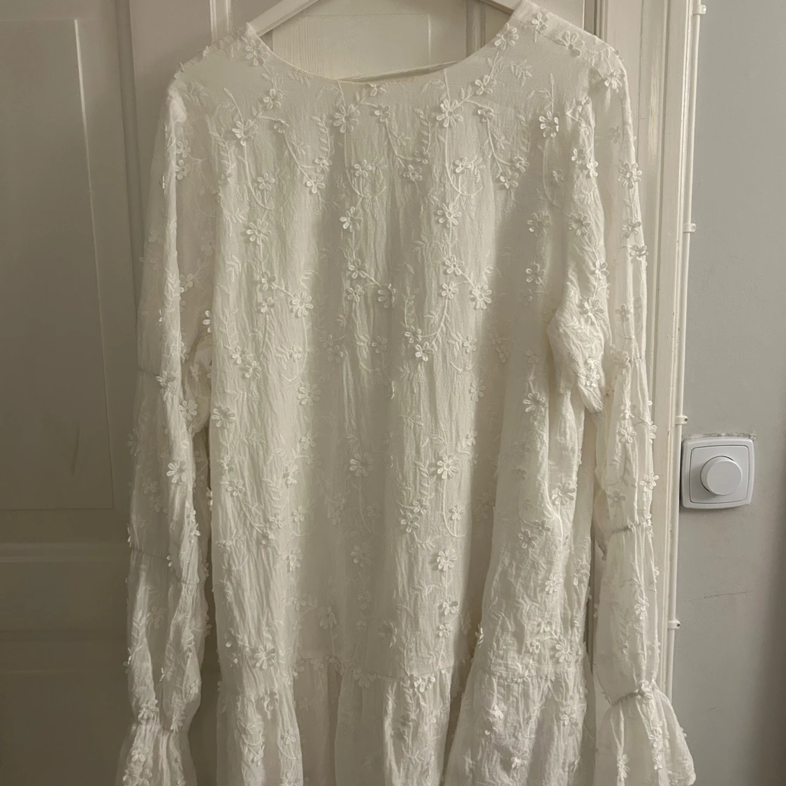 Vit blommig klänning - 90