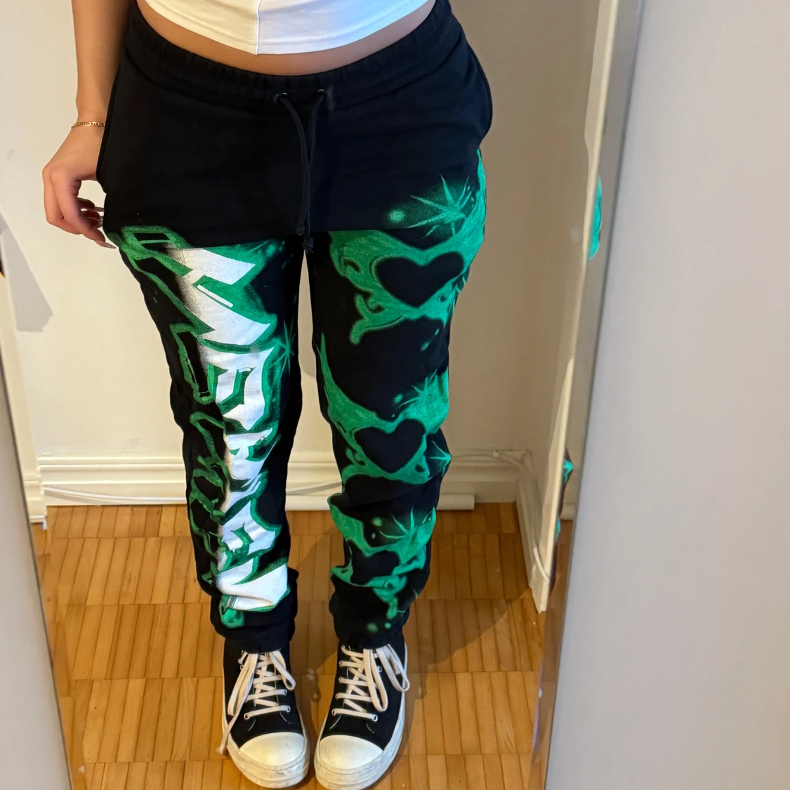 Svarta mjukisbyxor med grönt mönster från Jaded LDN - 91