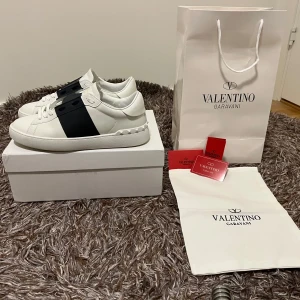 Valentino opens mörkblå - Säljer nu ett par riktigt feta rep valentino opens i storlek 43 som har knappt använts. Allt på bilderna fås med och skorna är i extremt bra kvalite/skick.