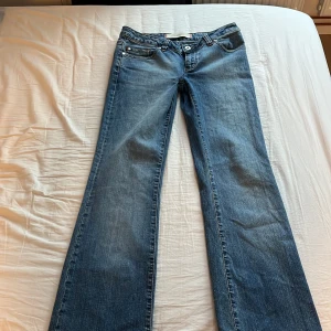 Blå jeans från Veronica - Lågmidjade blå jeans från Vero Moda. Storlek 34/36 men skulle säga att det är mer som en vanlig 34. Kan ej skicka bilder med byxorna på eftersom de är för små för mig. Har sytt upp och klippt jeansen så de passar bra i längden på mig som är 160❤️