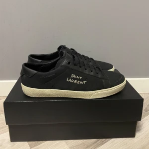Saint Laurent  - Säljer ett par feta Saint Laurent skor! Skorna är inköpta nya från Trendsellers. | Allt og medföljer | Skick 9/10 | Strl 42, de är lite större i storleken | Pris 3 499kr, kan diskuteras | Hör av dig vid frågor!😊