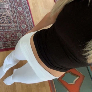 Vita yogabyxor - Snygga vita yogabyxor med låg midja. Perfekta för en stilren look och bekväma att bära hela dagen. Passar bra till både vardag och mer avslappnade tillfällen. Kommer från gina young i storlek 170.