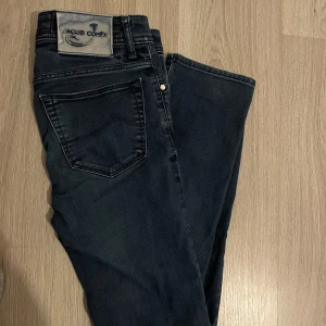 Jacob cohen jeans slim fit  - Säljer dessa feta jacob cohens i storlek 30 men passar ca 28-29 i midjan och ca 31-32 i längd. Skicket är 9,5/10 Helt felfritt
