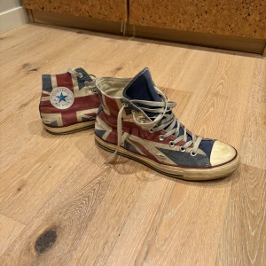 Converse - Säljer nu mina unika Converse i storlek 42,5, hör av dig vid funderingar!!👀