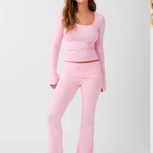 Gina soft touch sett - Snygg och jätte bekväm sett från Gina som är slutsålt. Har bara använt en gång nästa helt ny och säljer pågrund av att den inte kommer till användning. Tröjan är i xxs och byxorna är xs och jag är 172 och de passar perfekt. Jag har bilder när jag har på mig settet så det är bara att skriva så skickar jag ❤️