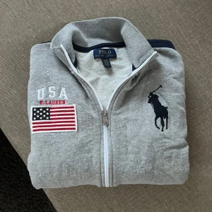 Ralph Lauren Fullzip - Tjena! Säljer denna snygga Ralph Lauren fullzip. Storlek S. Toppen skick!