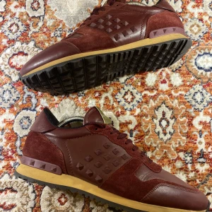 Valentino Rockrunners  - Hej! Säljer nu mina skor från märket Valentino , storlek 43,   bra skick en nit saknas , tveka inte på att höra av dig om du har frågor eller funderingar kring skorna!
