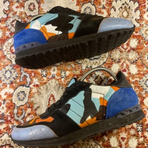 Valentino Rockrunners  - Hej! Säljer nu mina skor från märket Valentino , storlek 41,  okej skick , tveka inte på att höra av dig om du har frågor eller funderingar kring skorna!