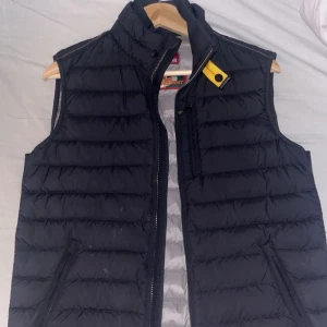 Svart dunväst från Parajumpers - Knappt använd PJ väst som är storlek Y-L(jag har xs/s och den passar mig bra). Ingen synlig användning, perfekt som vår väst eller extra lager. Pris kan diskuteras i dm