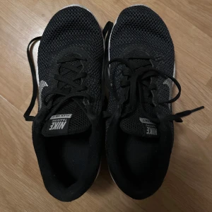 Svarta Nike träningsskor - Svarta Nike träningsskor. Storlek 36.5. Finns i Karlstad men kan även skicka på post. Säljer dom för 100:-