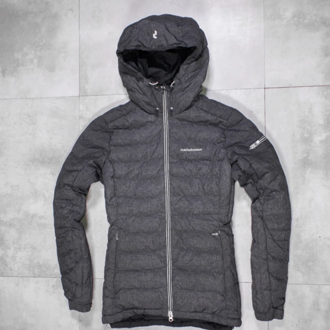 Grå dunjacka från Peak Performance