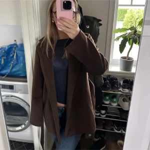 Brun kappa - Super snygg kappa från Ida Carlssons kollektion med NAKD, kommer tyvärr inte till användning. Storlek 34 passar även 36/38! Super bra skick! Säljer direkt för 400kr + frakt 💞💞