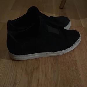 Svarta sneakers från Axel Arigato - Säljer nu ett par svarta axel arigatos. Dem är snygga och passar till många stilar och outfits. Dem är änvönda i 3 månader. Väldigt sköna och fräscha skor!