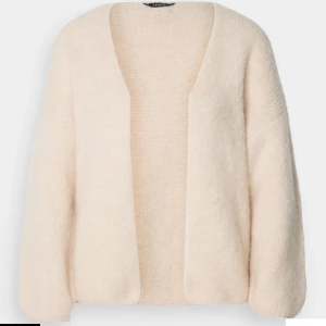 Beige fin stickad kofta⭐️ - Mysig trendig beige kofta med en öppen design. Perfekt för att hålla sig varm och stilren under kyligare dagar. Koftan har en avslappnad passform och långa ärmar!