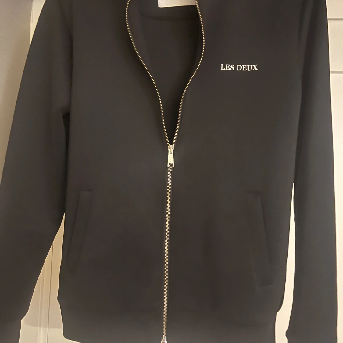 Svart hoodie från Les Deux