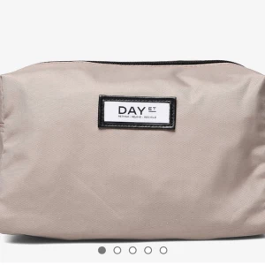 Beige necessär från DAY ET - Praktisk beige necessär från DAY ET med dragkedja. Perfekt för att organisera dina småsaker. Tillverkad i slitstarkt material med en stilren design. Säljer pågrund av att jag köpte i fel färg, den är i helt ny skick då jag inte har använt den! 