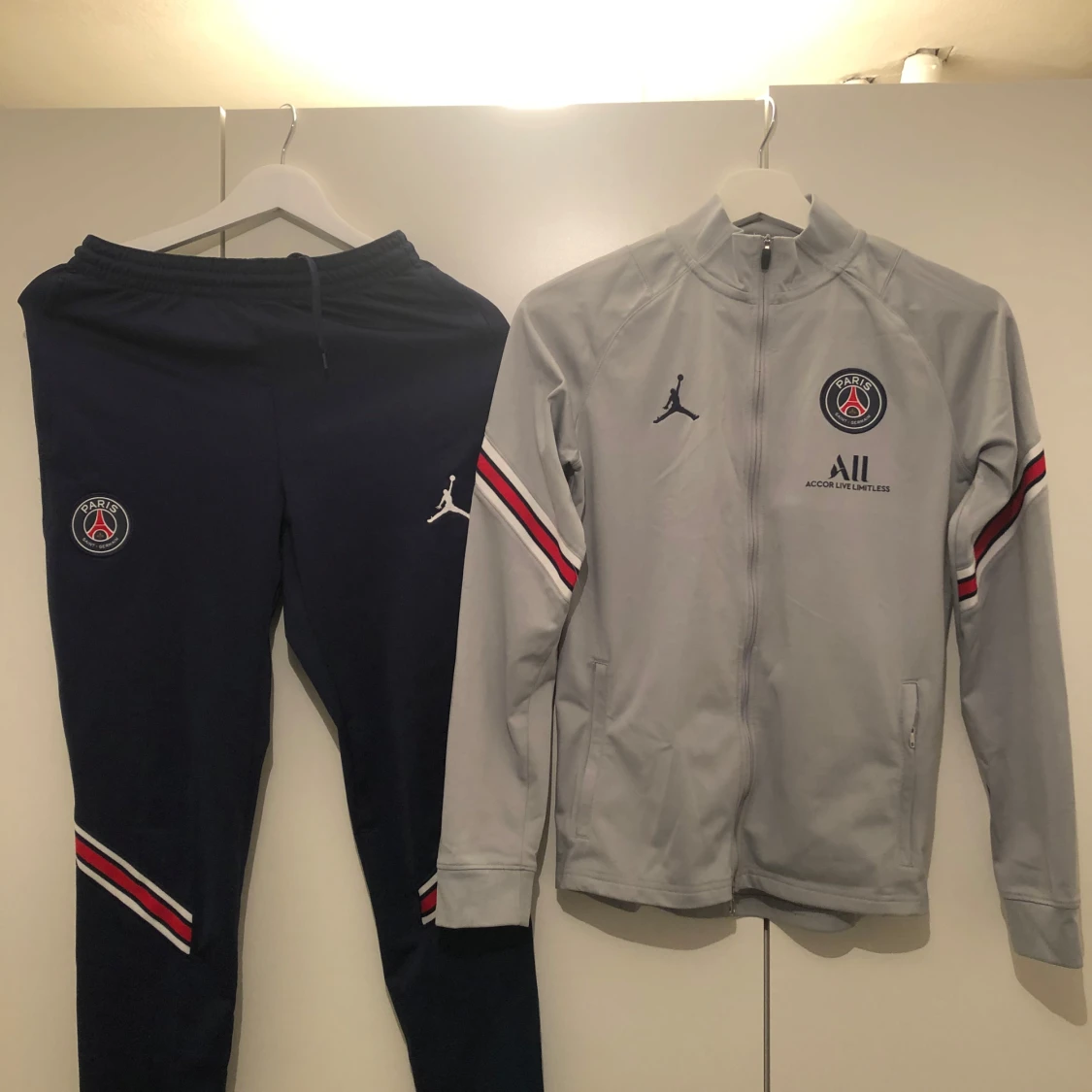Grå träningsjacka från Jordan x PSG