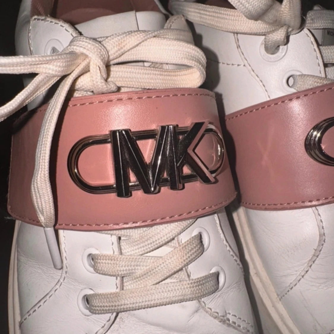 Vita sneakers från Michael Kors - 90