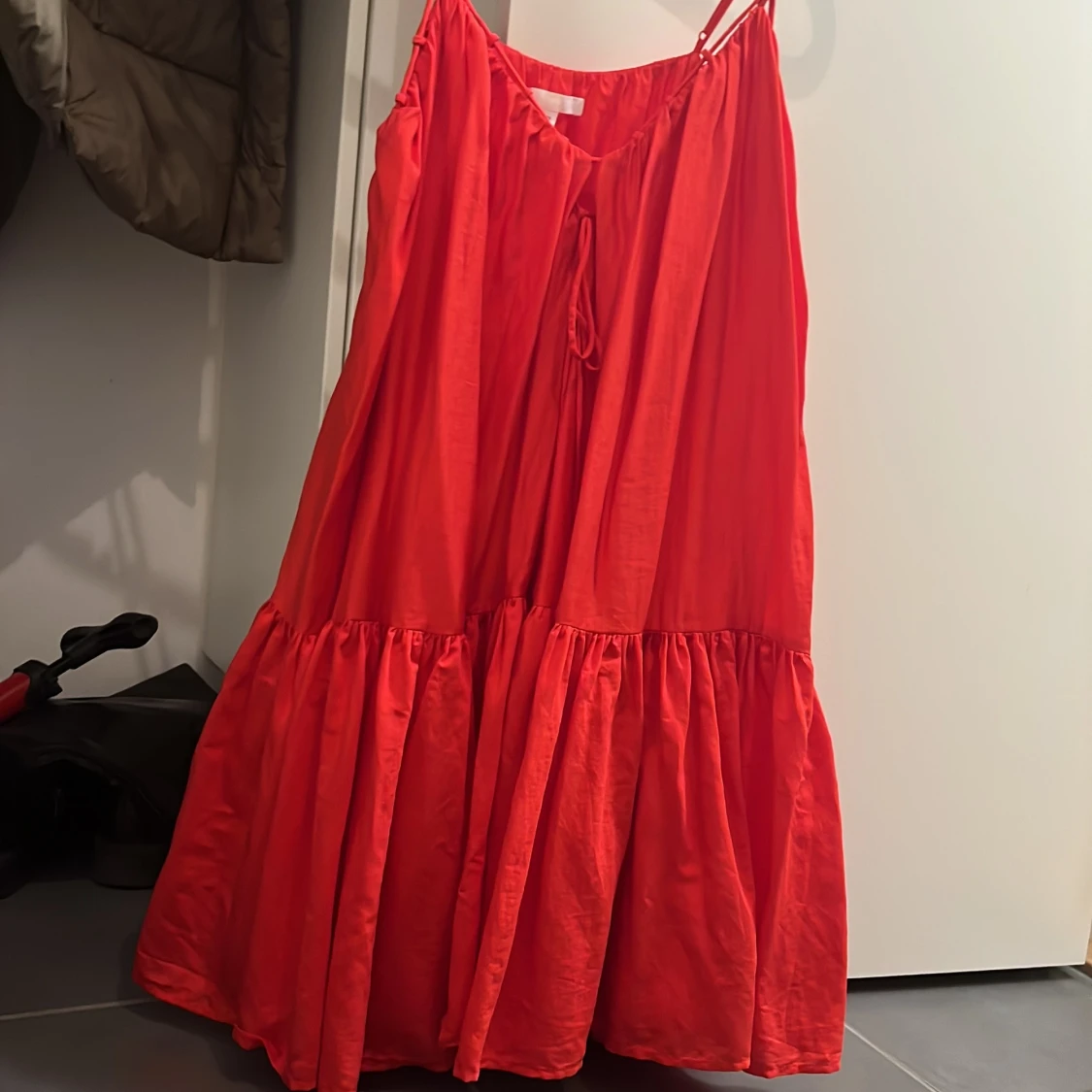 Röd klänning med knytband - 90