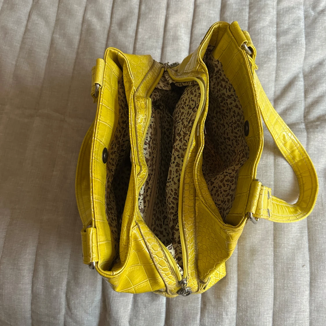 Gul axelväska med krokodilmönster - 91