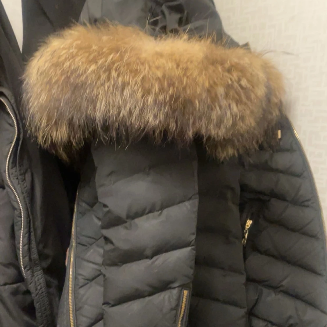 svart hollies jacka stockholm med äkta päls.