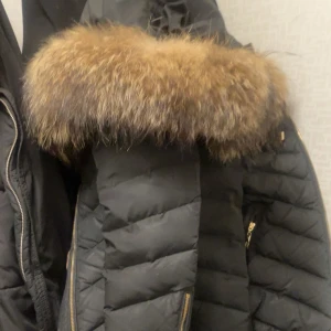 svart hollies jacka stockholm med äkta päls. -  Svart dunjacka från Hollies med äkta päls på kragen. Jackan har dragkedja och praktiska fickor med dragkedjor. Insidan har snyggt leopardmönster. Finns även ett bälte med bokstaven ”H” som tajtar till jackan lite där du vill ha det tajt. Vääldigt skön & varm inför vinter.