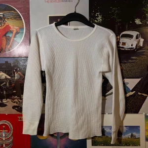 Vintage waffle knit  - Säljer en vit långärmad tröja från Northwest Territory. Tröjan har en ribbad struktur och är perfekt för kyligare dagar. Den är enkel och stilren, vilket gör den lätt att matcha med olika outfits.