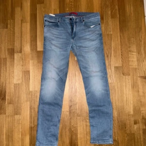 Hugo Boss jeans  - Använda ett par gånger, vuxit ur dem. Storlek: 33W/34L