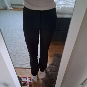 Svarta kostymbyxor - Snygga svarta kostymbyxor med hög midja och bootcut från Bik Bok. Säljer åt min syster som är 170 cm lång💗