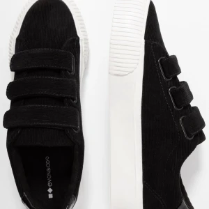 Svarta sneakers med kardborreband - Stilrena svarta sneakers från Even&Odd med praktiska kardborreband och vit sula. Perfekta för en avslappnad look.