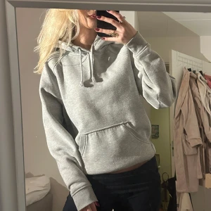 Grå hoodie - Säljer en stilren grå hoodie med justerbar huva. Så mysig❤️❤️