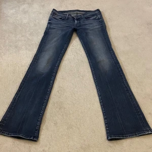 Lågmidjade bootcut jeans!💘 - Säljer dessa sjukt snygga Lågmidjade bootcut jeansen från 7 for all mankind! Nypriset är ca 1300kr! De har inga defekter och är i toppen skick💕skriv för mått osv