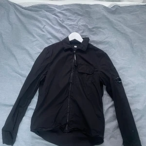Cp company overshirt svart (Small) - Säljer Cp company overshirt svart storlek (Small) knappt använd . Väldigt bra skick.