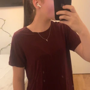Vinröd t-shirt - En jättefin vinröd t-shirt, den är i storlek S. Materialet är tunt och stretchigt, säljs pga att jag inte använder den och den är ganska lång på mig.🤍