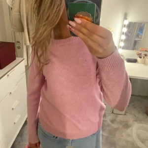 Rosa stickad tröja - Säljer en söt rosa stickad tröja med långa ärmar. Använd fåtal gånger men har lite tecken på det tyvärr, men bara att fråga för fler bilder!💗