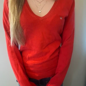 Röd tröja från Gant - Snygg röd tröja från Gant med v-ringning. Ny skick bara använd få tal gånger. 
