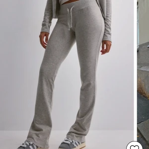 Cozy Chill pants  - Säljer dessa super sköna byxorna från Nelly i storlek xs som är i jättebra bra skick! säljer pågrund av att det för små och ska köpa en storlek större, så känner att jag inte behöver ha användning till två par samma byxor💗Byxorna är även slut på hemsidan!