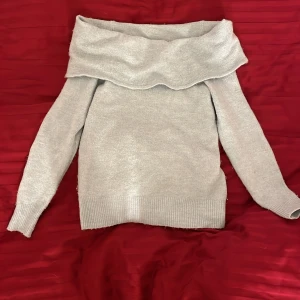 Ljusblå offshoulder tröja från H&M - Säljer min fina off shoulder tröja då den inte kommer till användning. Den är i bra skick och i storlek XS. Skriv vid intresse 💕 (Kan skicka bild på hur den ser ut på om det är intresserant.)