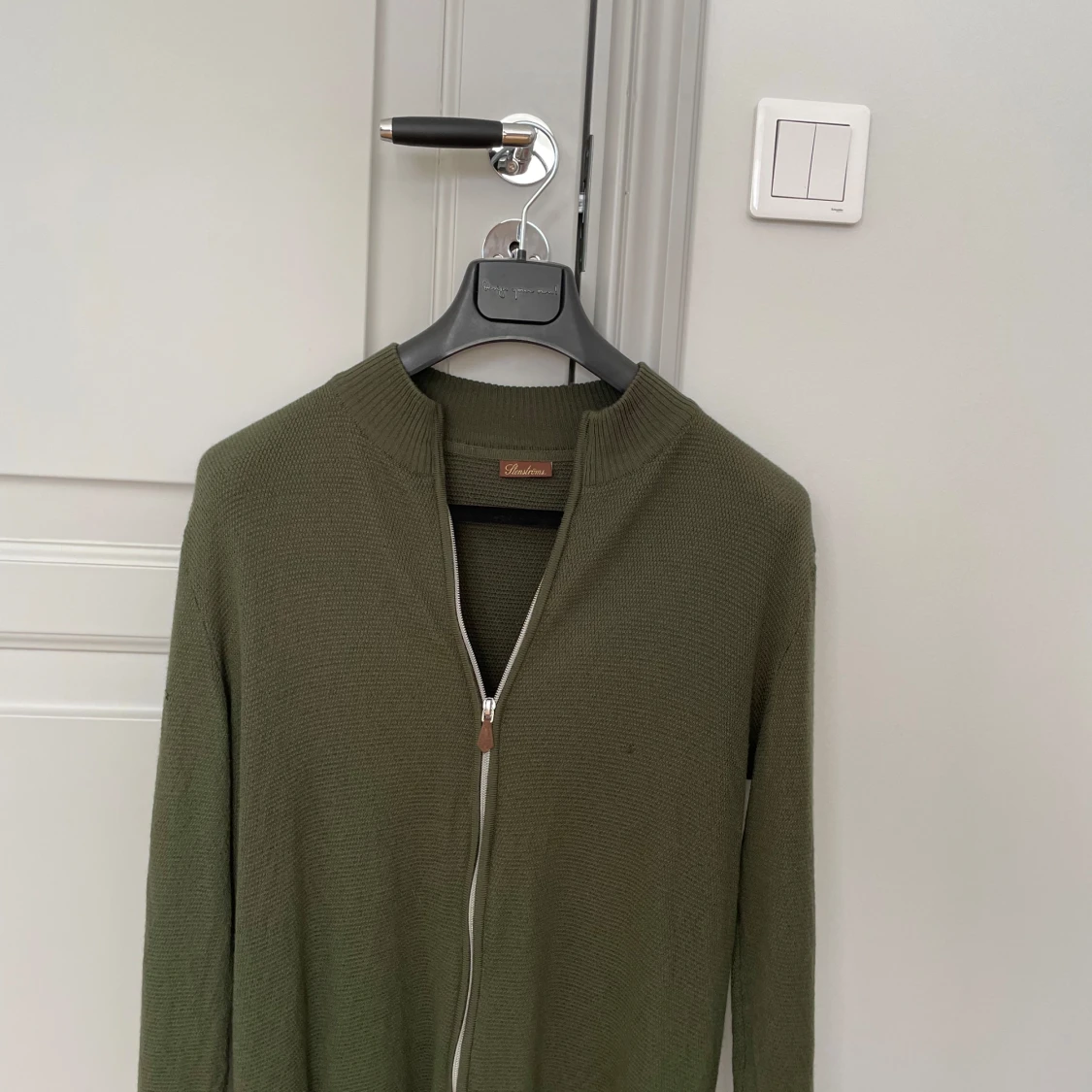 Olivgrön stickad kofta från Stenströms