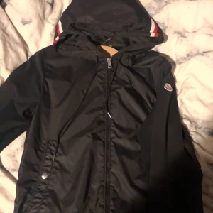 Moncler cardigan - Tar även byten!!!  Moncler jacka köpt på moncler hemsida. Äkta givetsvis med bevis. Haft den länge  skick: 6/10