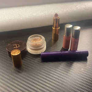 Mini smink - guldbrun ögonskugga från Charlotte tillbury , ett läppstift från Charlotte tilbury. två läppglans i rosa nyanser och en  mascara från tarte