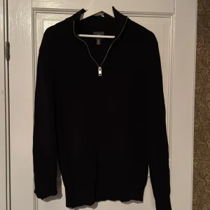 Svart half zip - Snygg svart tröja med dragkedja och långärmad design. Perfekt för kyligare dagar och enkel att matcha med olika outfits. 