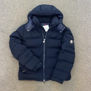 Moncler Montgenevre - Säljer nu min eftertraktade montgenevre jacka från Moncler. Jackan är i toppskick utan några skador eller defekter och är köpt av mig direkt från Moncler förra året (Kvitto finns). Nypris är ca 22000 och jag har öppen budgivning för alla så kom med prisförslag . Den är självklart äkta och är storlek 1 vilket motsvarar S. Tar byten i ungefär samma prisklass om ni kan mötas i Stockholm eller områden nära Stockholm. Kontakta mig gärna vid fler frågor, MvH Isak