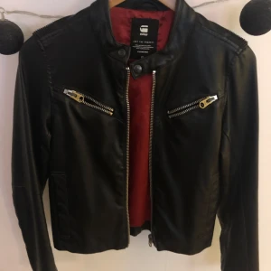 Skinnjacka från G-star stl XS i nyskick  - Skinnjacka i skinnimitation från G-star stl XS i nyskick 
