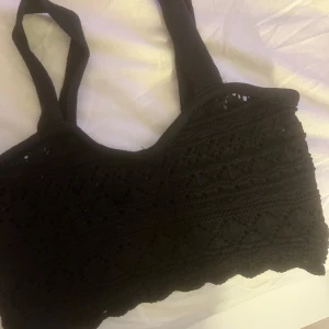 Topp - Stickad/virkad kroppad topp