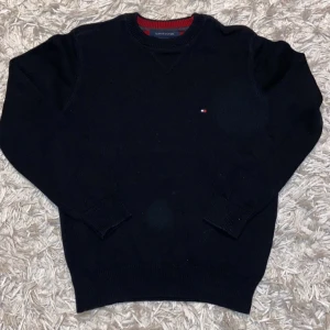Svart Tommy Hilfiger Tröja - Mycket bra skick, inte använd, den är inte smutsig på första bilden det är bara skit på kameran.  Mått: S/M Längd - ca 62cm Bredd - 48cm