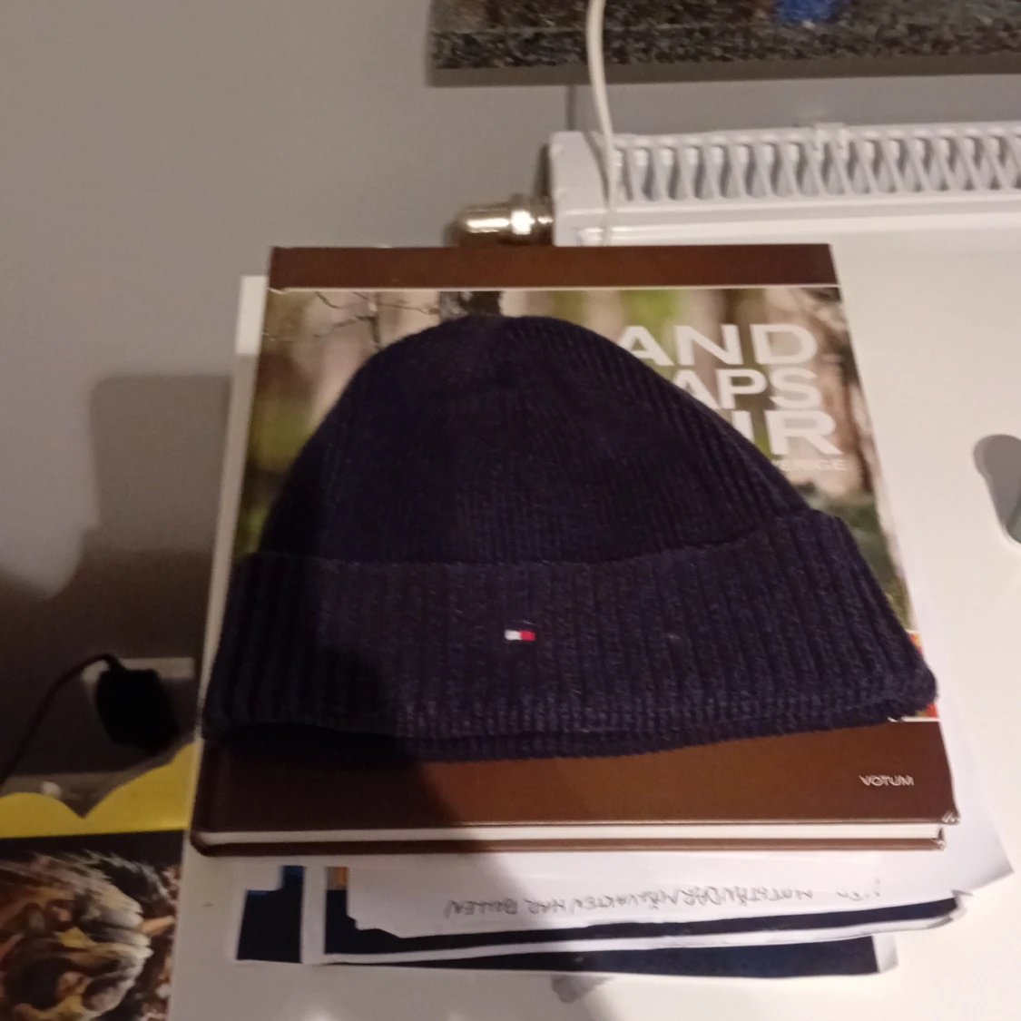 Mörkblå stickad mössa