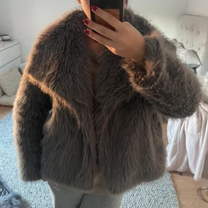 trendig pälsjacka!! - Liknar den från Zara, buda gärna💗💗