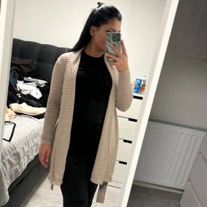 Brun cardigan - Brun cardigan med fint mönster, storlek XS, pris 180kr